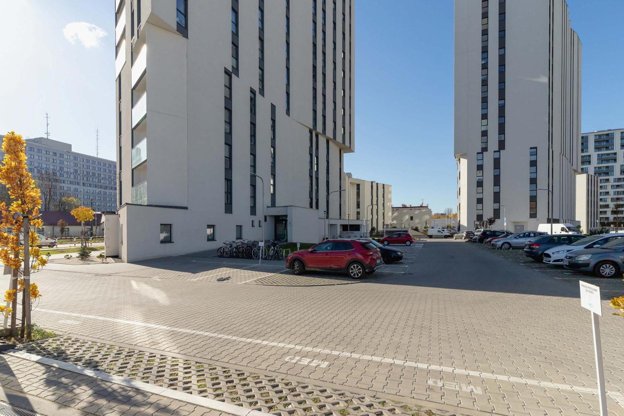 Modern And Bright With Air Conditioning & Parking By Renters * Krakov